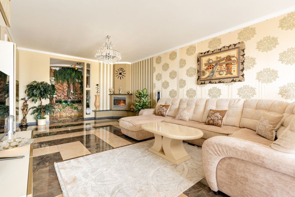 Продаётся 4-комнатная квартира, 143 м²