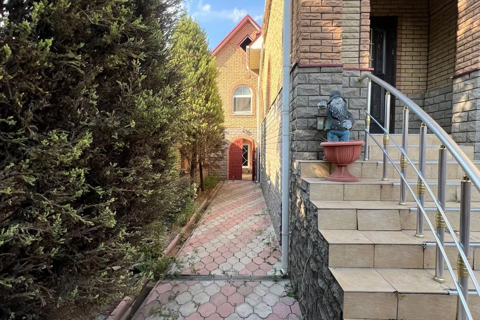 Продаётся 2-этажный дом, 330 м²
