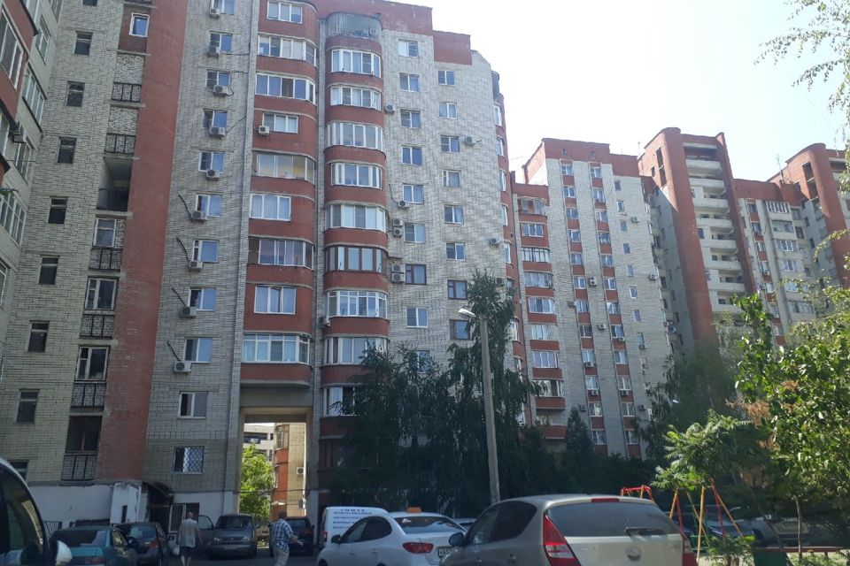 Продаётся 4-комнатная квартира, 105 м²