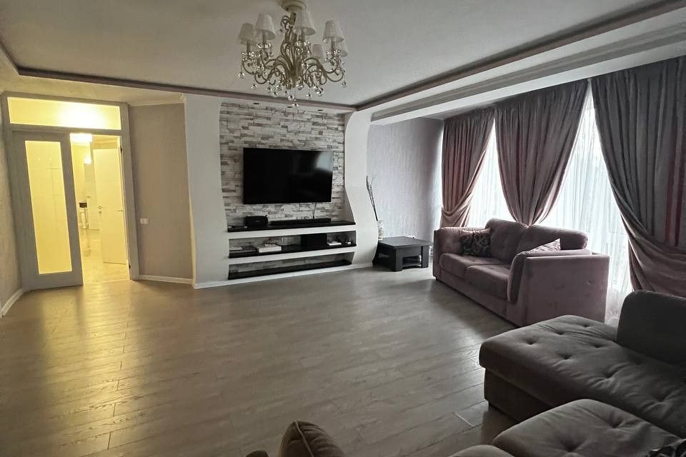 Продаётся 3-комнатная квартира, 125 м²