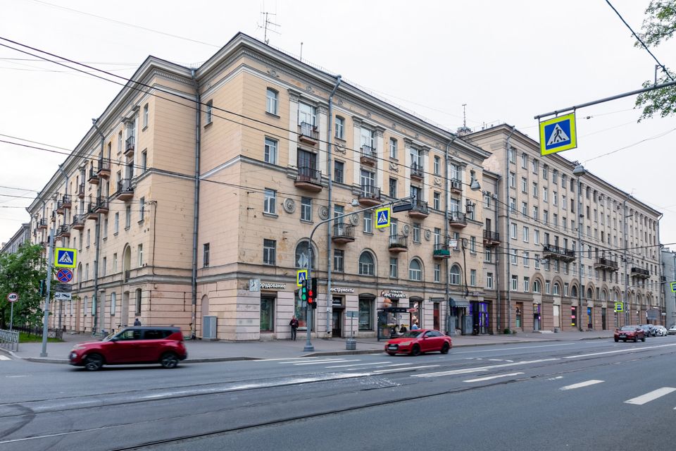 Продаётся 4-комнатная квартира, 111 м²