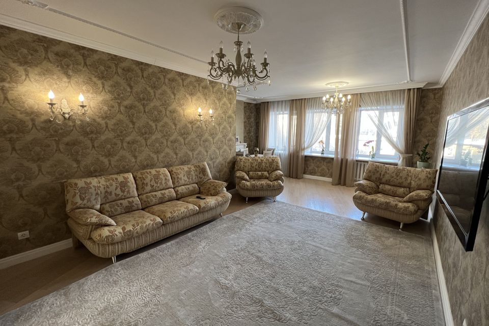 Продаётся 3-комнатная квартира, 108 м²
