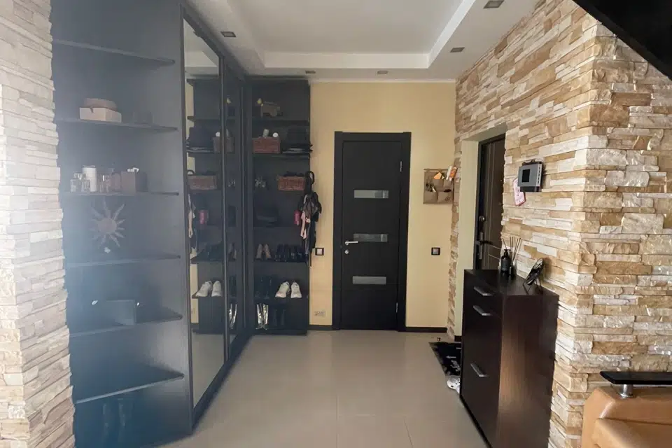 Продаётся 3-комнатная квартира, 184 м²