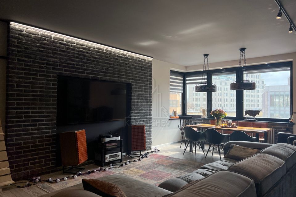 Продаётся 4-комнатная квартира, 145 м²