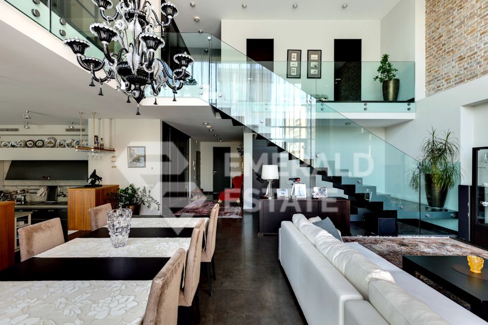 Продаётся 4-комнатная квартира, 276 м²