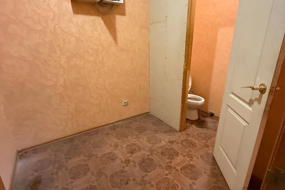 Сдаётся торговое помещение, 100 м²