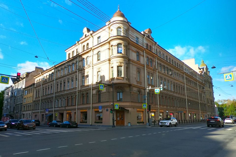 Продаётся 4-комнатная квартира, 183 м²