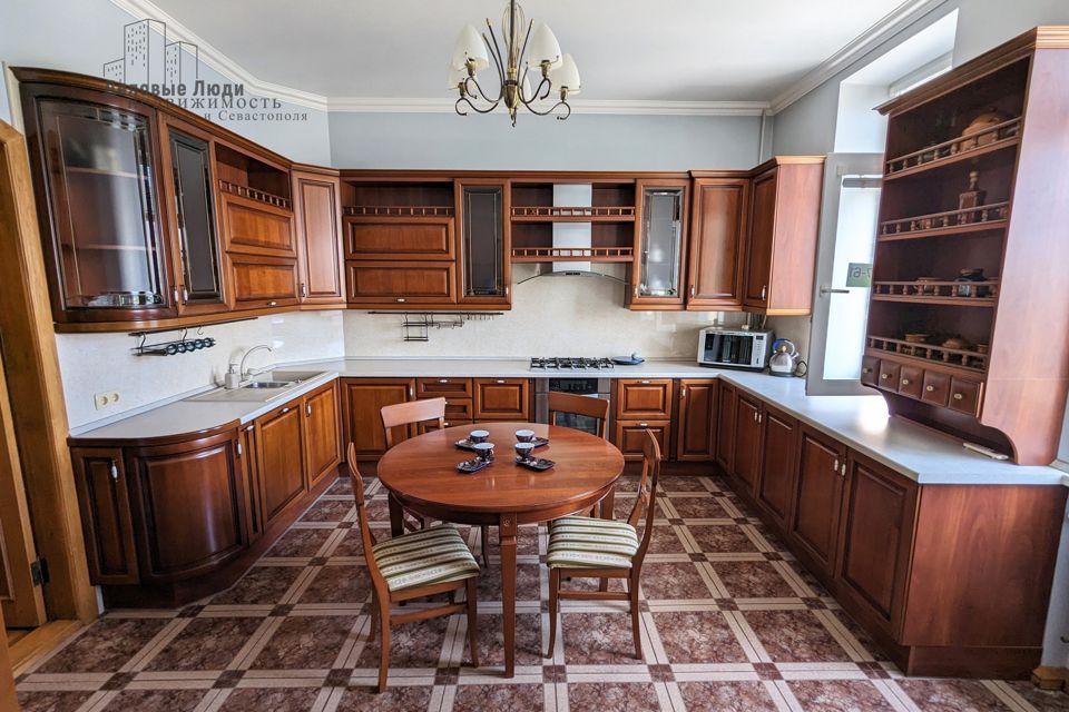 Продаётся 4-комнатная квартира, 131.2 м²