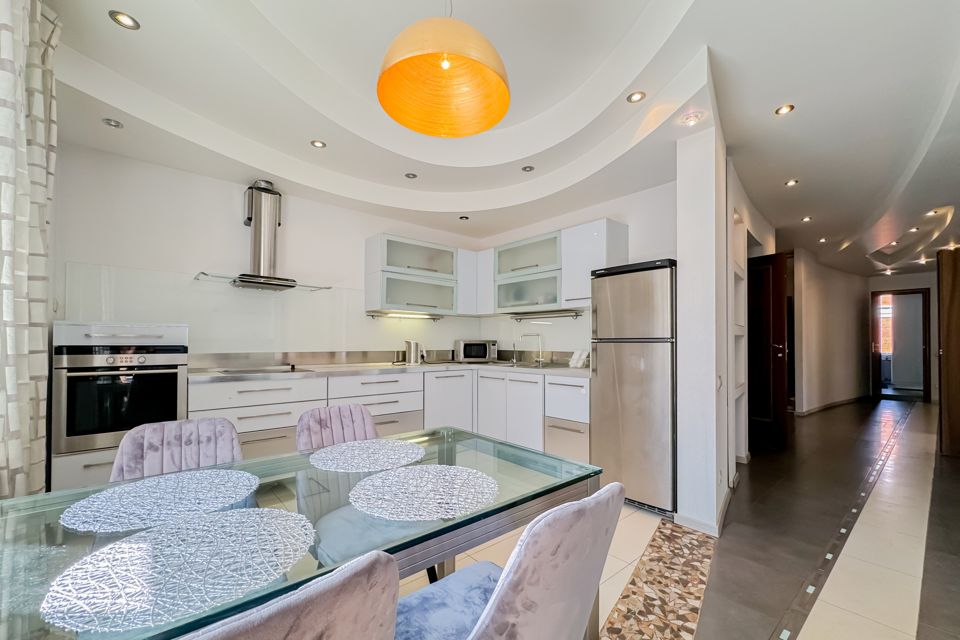 Продаётся 3-комнатная квартира, 132.9 м²