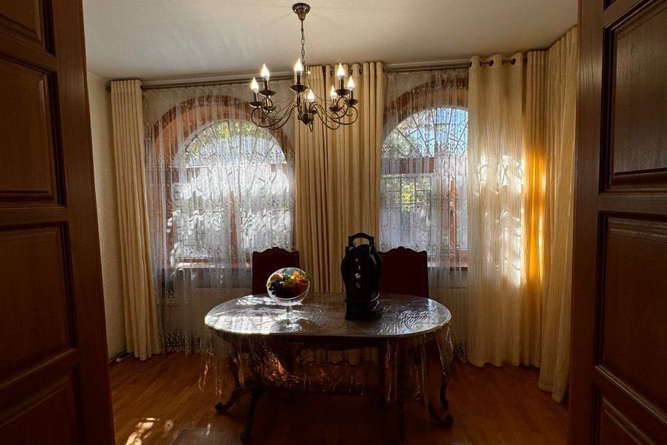 Продаётся 2-этажный дом, 300 м²