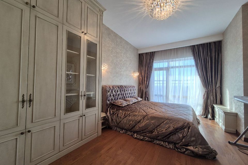Продаётся 4-комнатная квартира, 400 м²