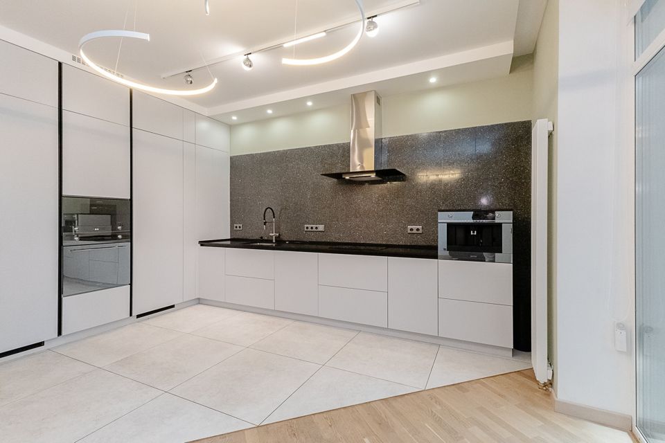 Продаётся 4-комнатная квартира, 135.2 м²