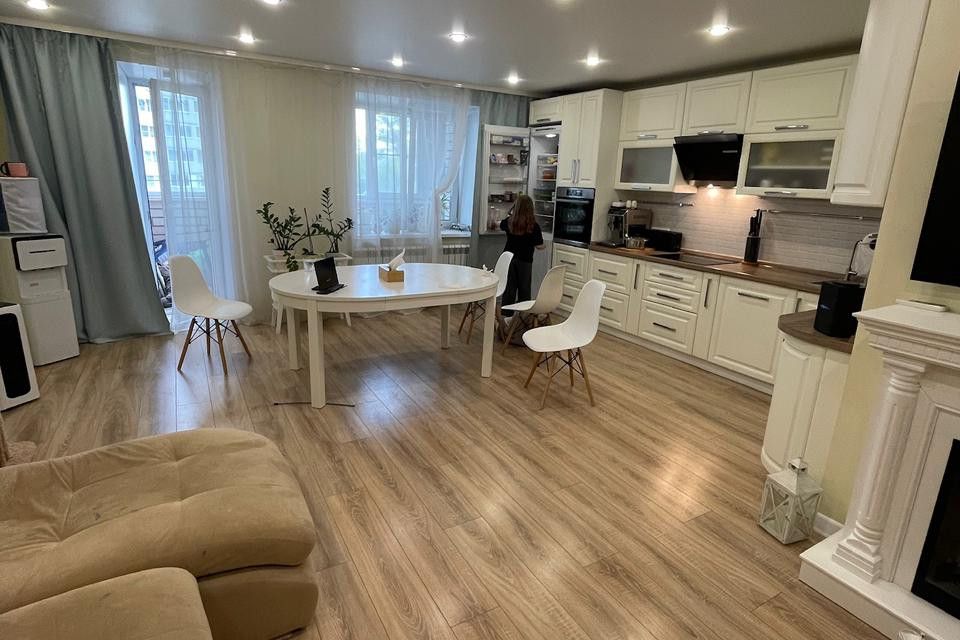Продаётся 3-комнатная квартира, 136.4 м²
