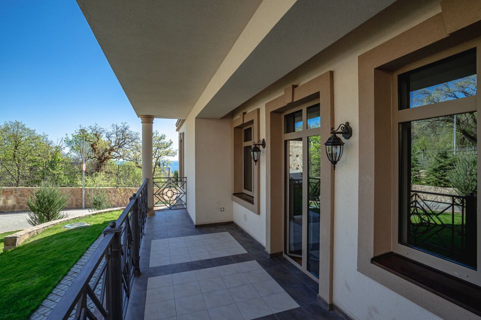 Продаётся 3-комнатная квартира, 131.6 м²
