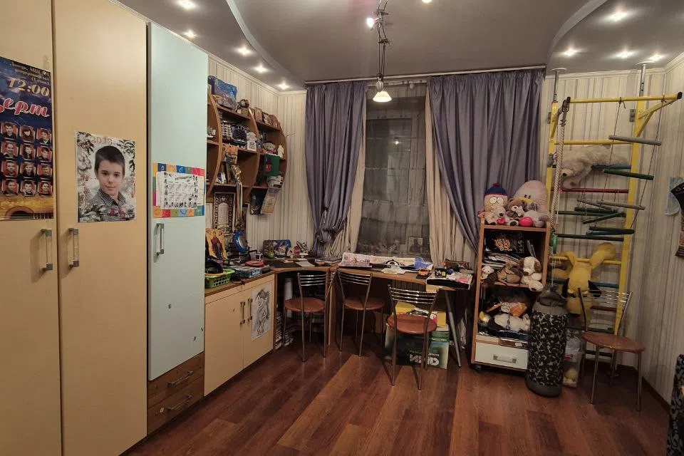 Продаётся 5-комнатная квартира, 197 м²