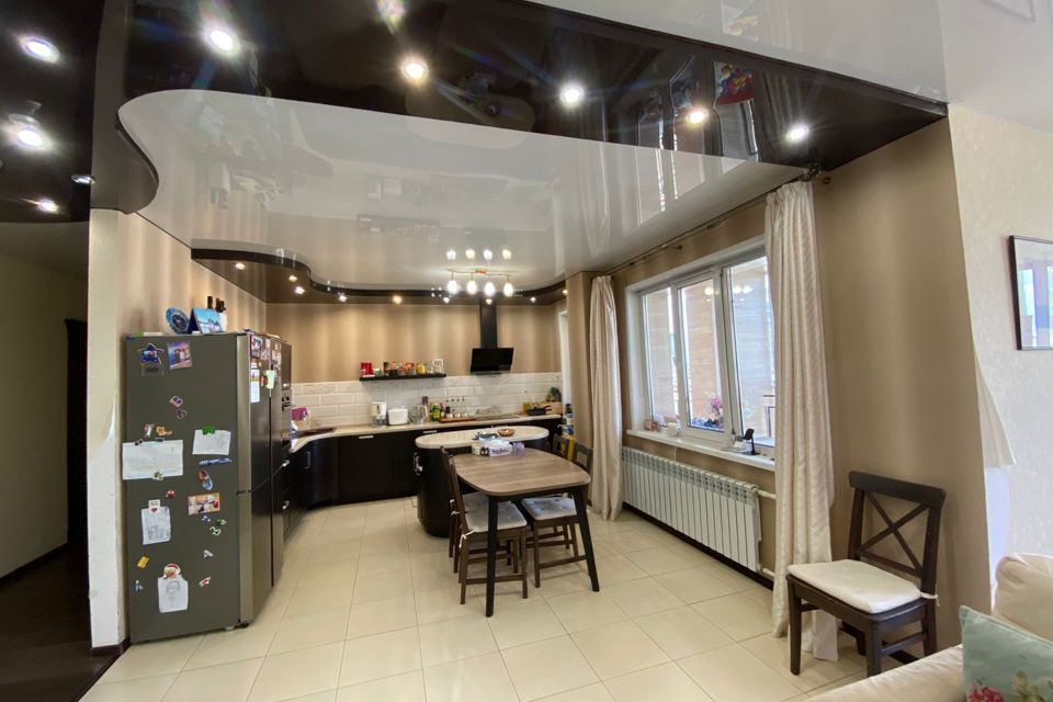 Продаётся 3-комнатная квартира, 138 м²