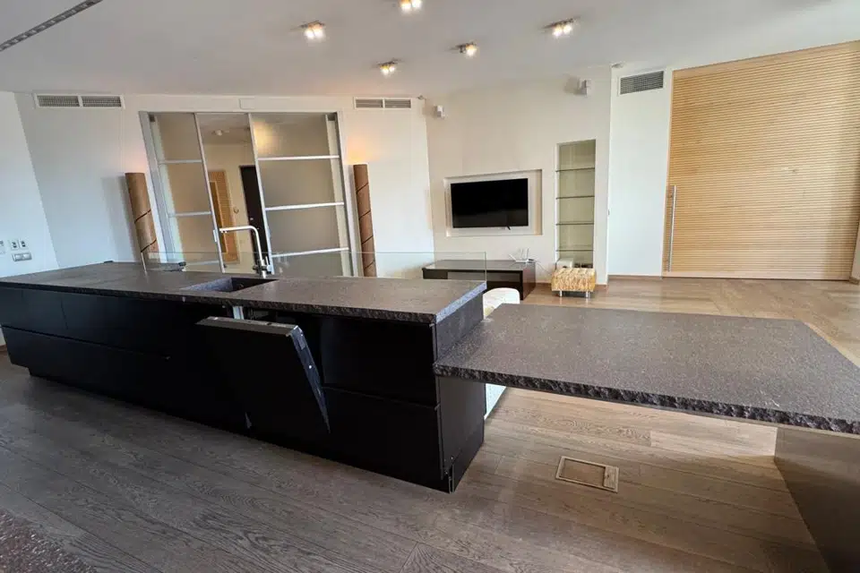 Продаётся 4-комнатная квартира, 200.6 м²