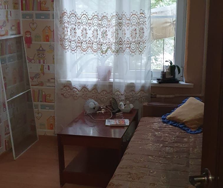 Продаётся 4-комнатная квартира, 58.3 м²