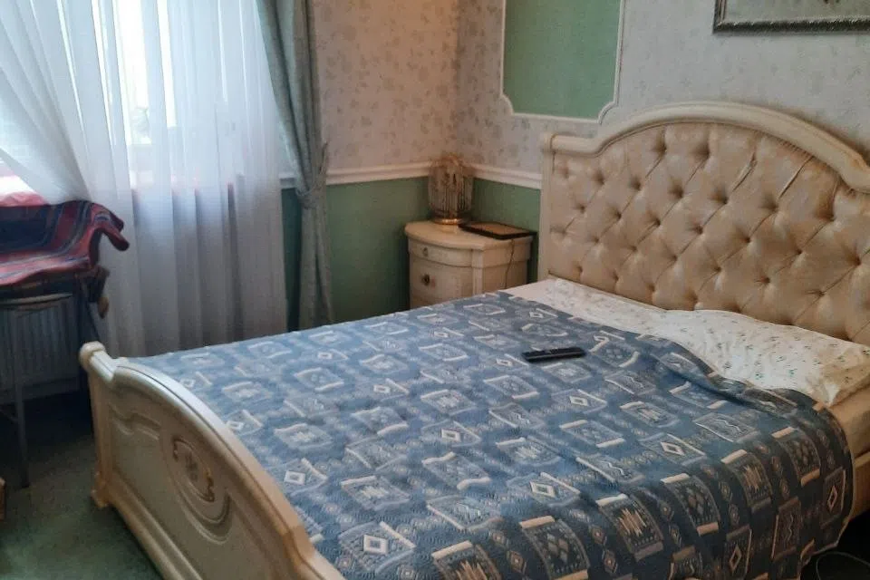 Продаётся 4-комнатная квартира, 196 м²