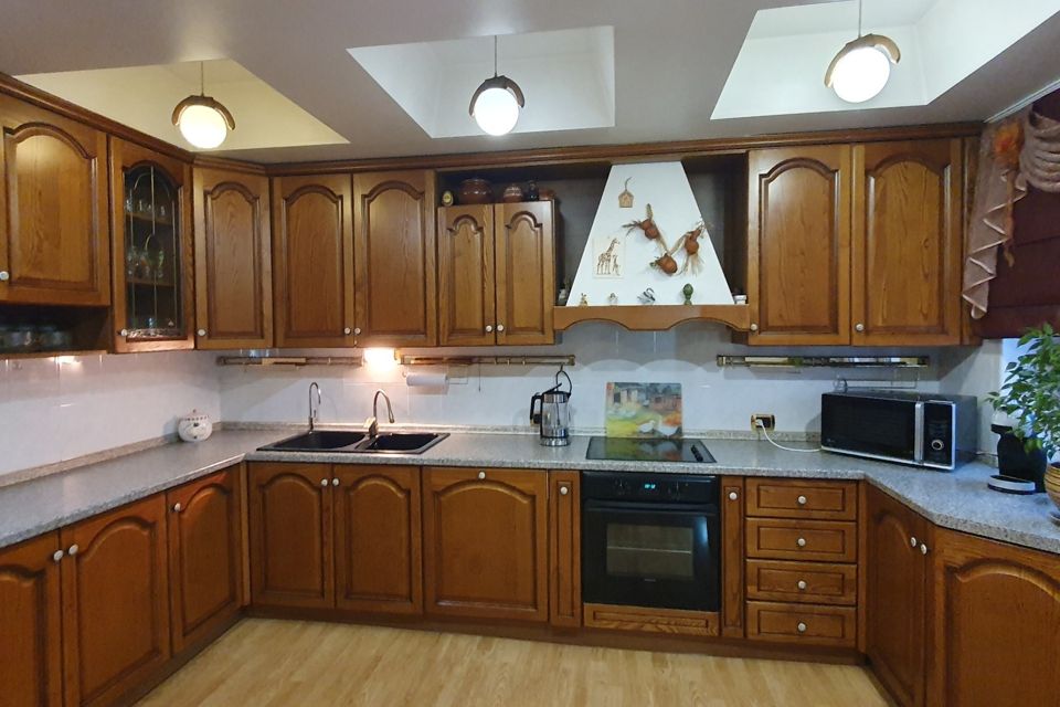 Продаётся 4-комнатная квартира, 136.7 м²