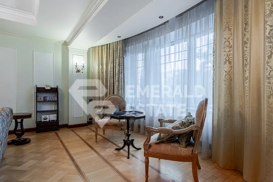 Продаётся 4-комнатная квартира, 199.5 м²