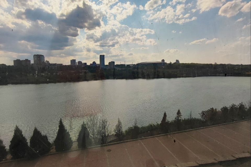 Продаётся 3-комнатная квартира, 178 м²