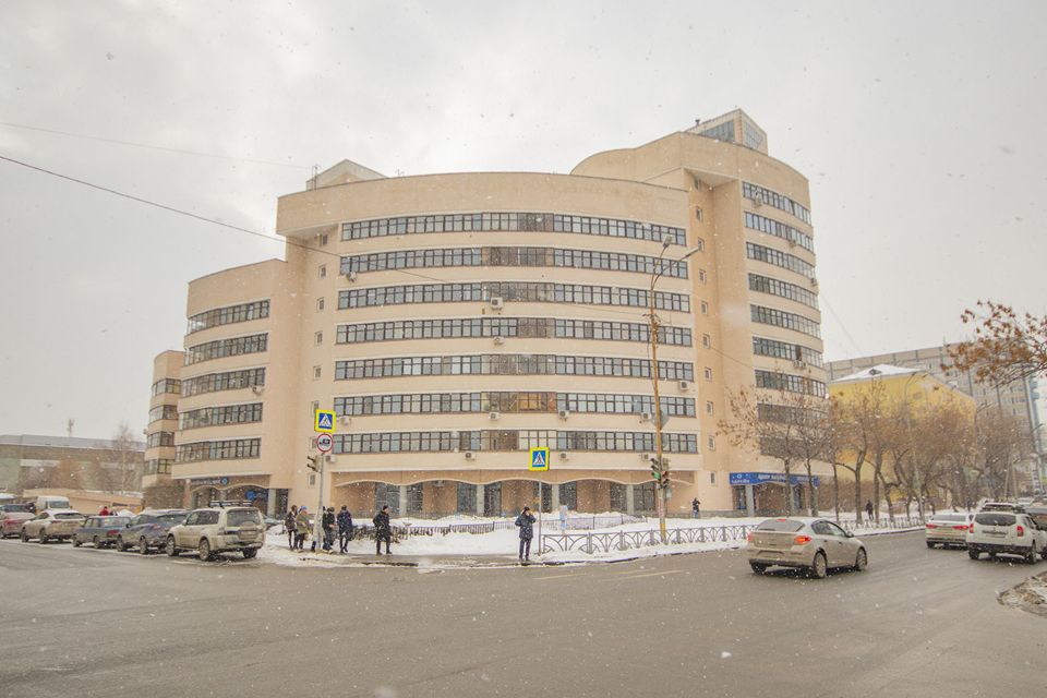Продаётся 4-комнатная квартира, 132.4 м²