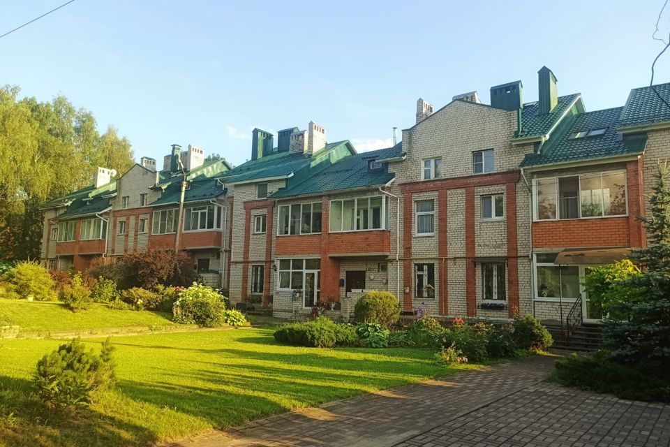 Продаётся 5-комнатная квартира, 240 м²