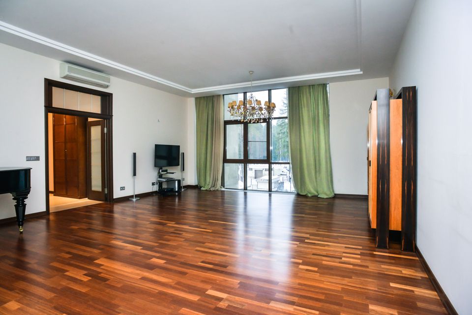 Продаётся 4-комнатная квартира, 160 м²
