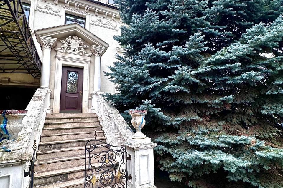 Продаётся 3-этажный дом, 459.8 м²