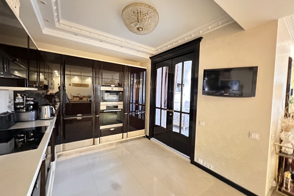 Продаётся 3-комнатная квартира, 146.6 м²