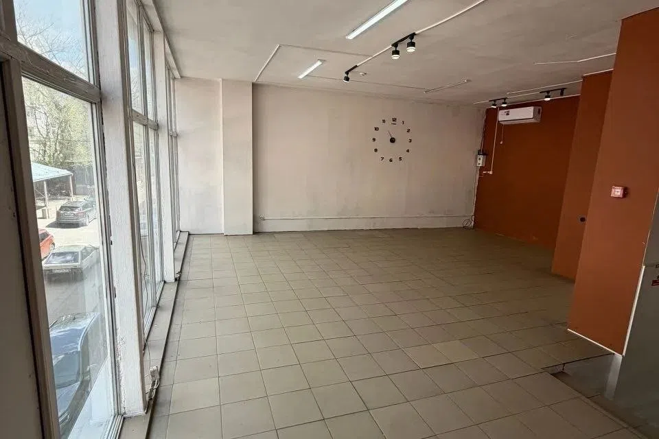 Продаётся торговое помещение, 310 м²