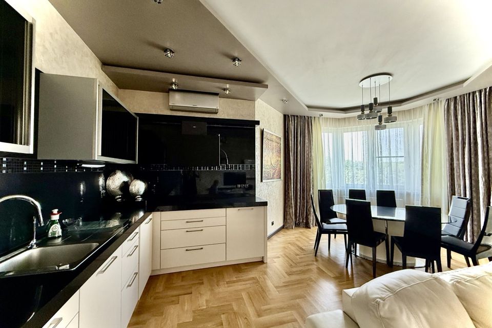 Продаётся 4-комнатная квартира, 145.2 м²