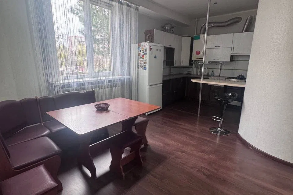 Продаётся 3-комнатная квартира, 146.4 м²