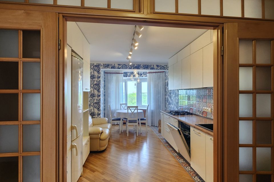 Продаётся 3-комнатная квартира, 98 м²