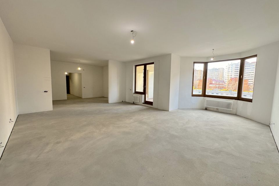 Продаётся 4-комнатная квартира, 205.8 м²