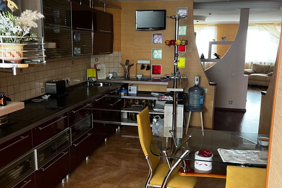 Продаётся 3-комнатная квартира, 152.4 м²