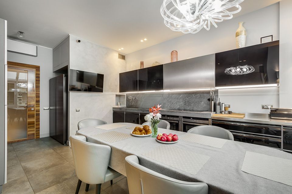 Продаётся 4-комнатная квартира, 168 м²