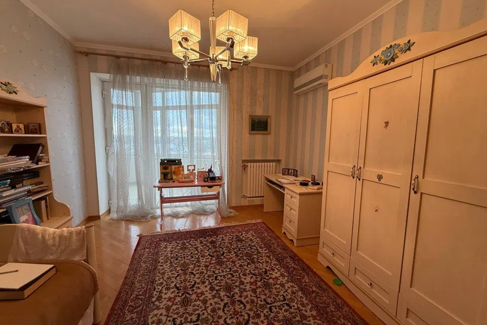 Продаётся 4-комнатная квартира, 150 м²