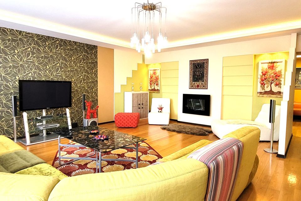 Продаётся 4-комнатная квартира, 200 м²