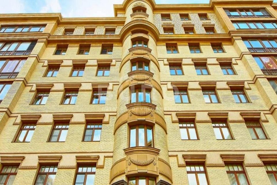 Продаётся 4-комнатная квартира, 245.9 м²