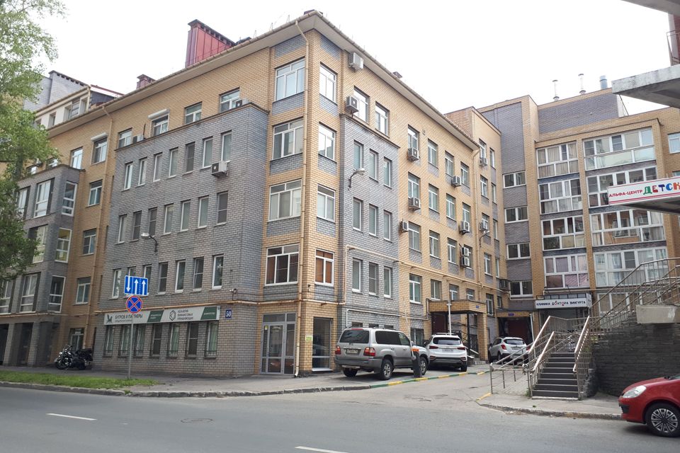 Продаётся 4-комнатная квартира, 155.3 м²