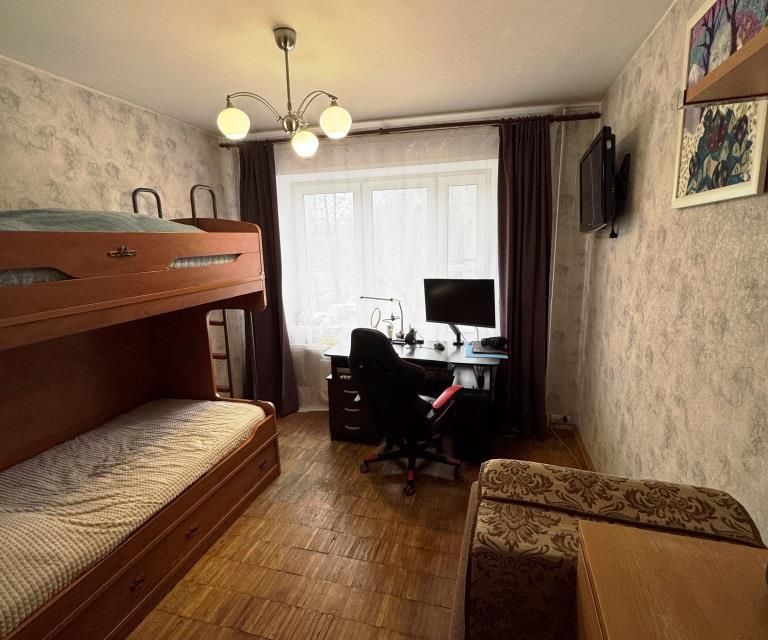 Продаётся 4-комнатная квартира, 64.1 м²