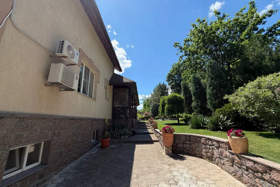 Продаётся 3-этажный дом, 450 м²