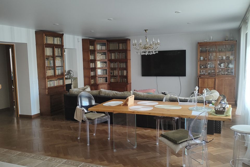 Продаётся 4-комнатная квартира, 155.7 м²