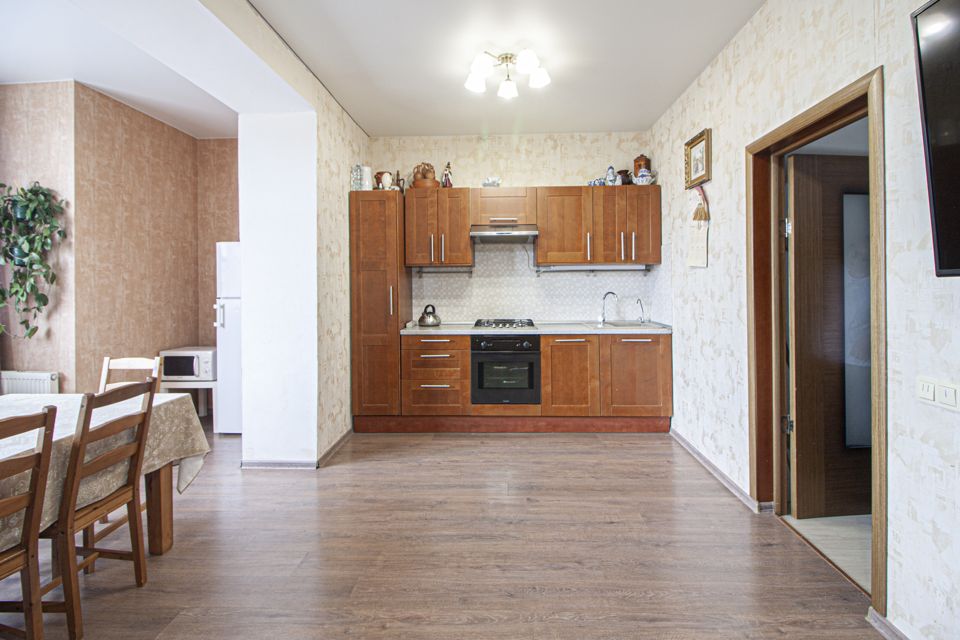 Продаётся 5-комнатная квартира, 190 м²