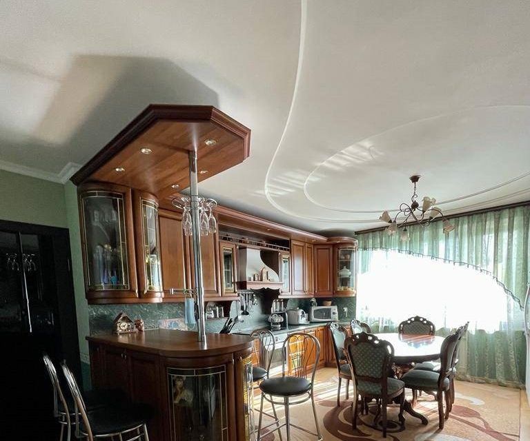 Сдаётся 4-комнатная квартира, 174 м²