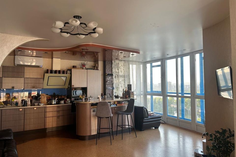 Продаётся 4-комнатная квартира, 125 м²