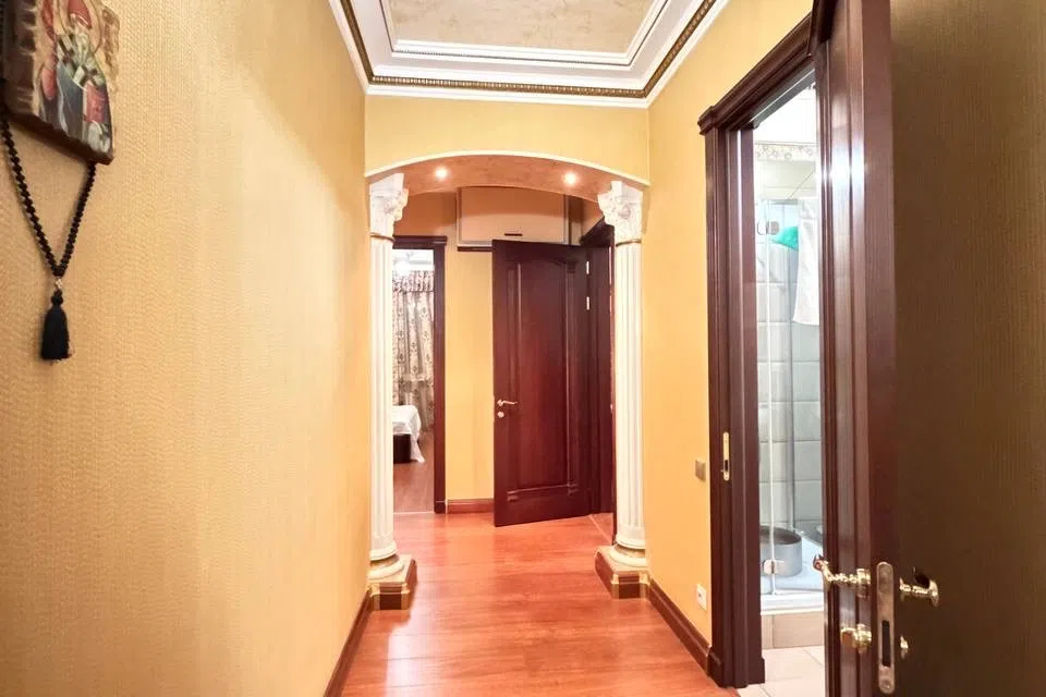 Продаётся 4-комнатная квартира, 183 м²