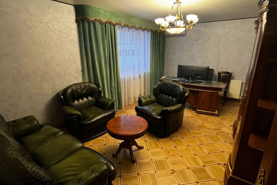 Продаётся 4-комнатная квартира, 221.1 м²